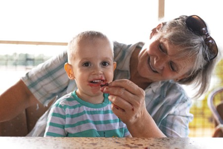 奶奶给宝宝喂饭嚼碎会带来的生命危险