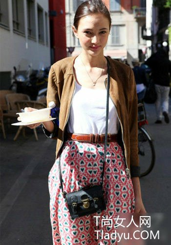 小辣椒私服出街 掌控长裙搭配