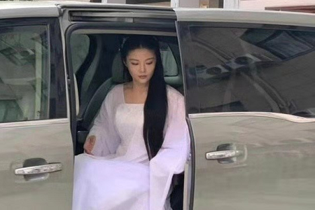 徐冬冬被曝饰演小龙女,就算古装也难藏性感好身材