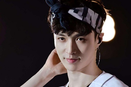 张艺兴妈妈发微博,谴责黑子人肉张艺兴及家人资料