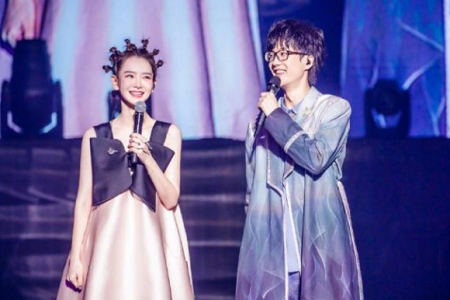 许嵩借新歌《羡慕》官宣恋情？靠在他肩上的沈月怎么回事？