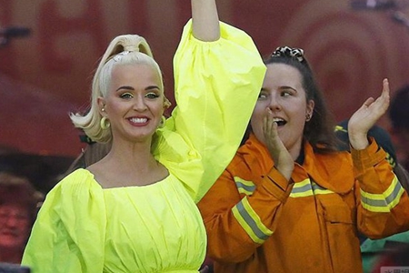 水果姐被粉丝送厕纸,疑惑!粉丝为啥送厕纸而不是口罩?