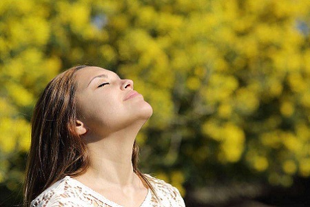 春季女性精气肾气不足，女人想续命就学呼吸方法