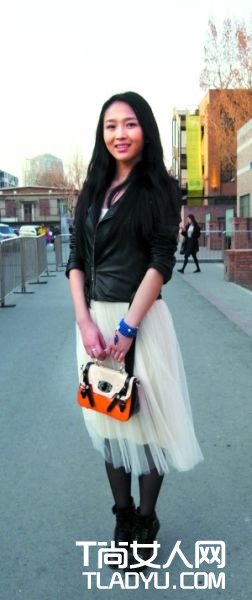 北京街头 五彩明艳装扮抢镜街头时尚