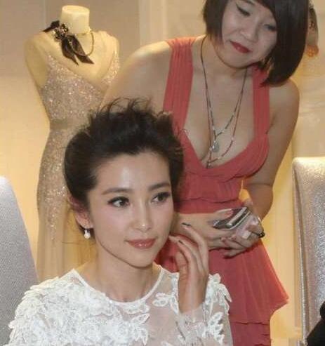 李冰冰被翻译抢镜 李冰冰翻译露半球抢镜