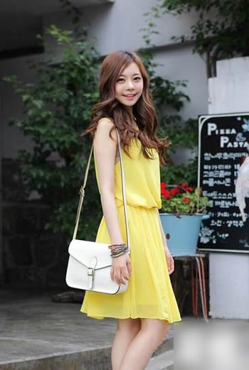 夏季连衣裙体现女性身姿美