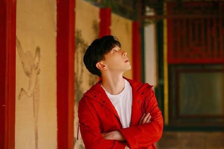 邓伦故宫一席红衣，宛如阳光倾洒的忧郁王子