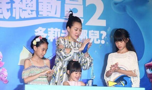 小S带仨女儿亮相最新照片
