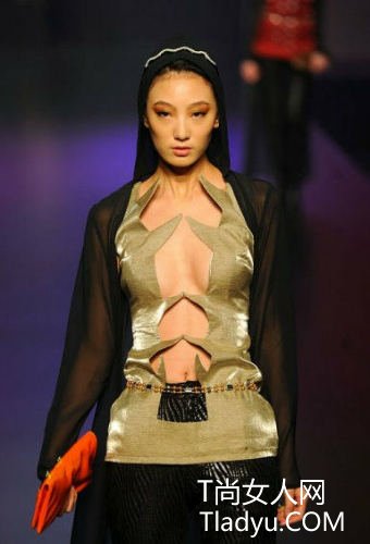 酥胸半露 T恤剪半穿更有味