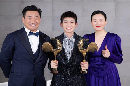 天长地久大型宠儿现场，影帝王景春影后咏梅把奖杯传给王源