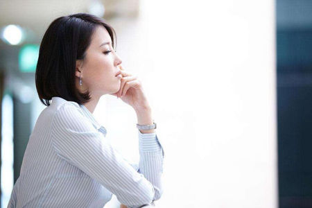 女性为什么会出现面瘫？原来是风寒外袭气血亏所致