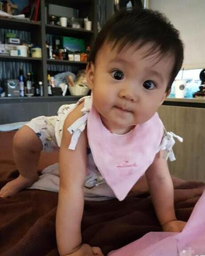 贾静雯和修杰楷女儿咘咘照片