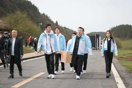 岳云鹏的头在哪?小岳岳消失的头,原来是撞山了