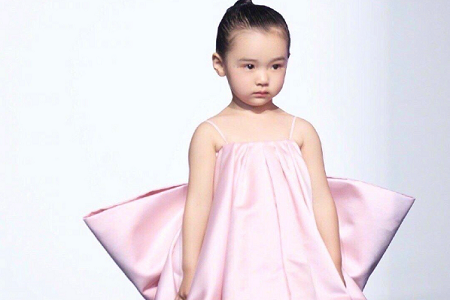 董璇3岁女儿走秀引热议,目光有神被赞最美星二代