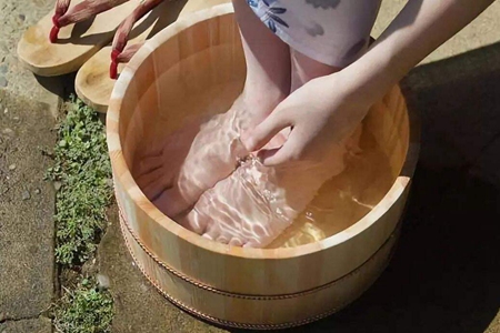 女性泡脚的好处多,但泡脚时要注意事项