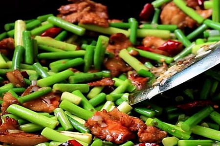 蒜苔炒肉怎么做好吃又简单？蒜苔炒肉的做法家常菜