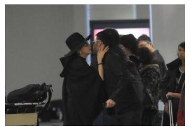 刘嘉玲被老外抱起