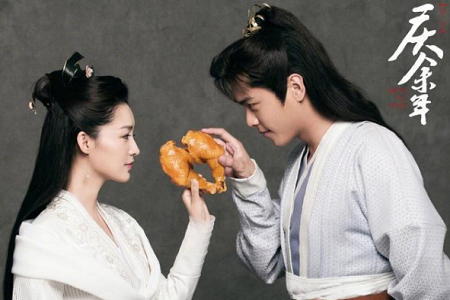 张若昀晒《庆余年》鸡腿比心剧照,李沁神回复求生欲爆棚