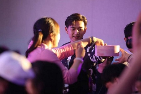 李现拍烟花途中遇尴尬，网友调侃：现男友不太聪明的亚子