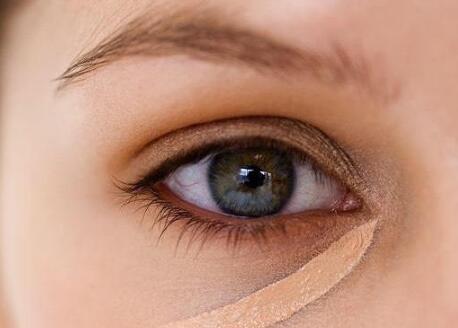 熬夜黑眼圈怎么去除？这五个方法拯救肌肤改善黑眼