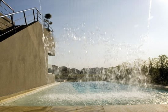 阿根廷瀑布别墅 水域与房屋相辉映