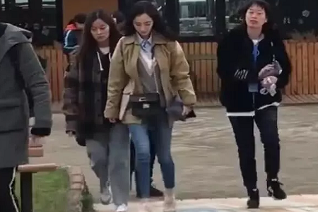 杨幂拍戏被偶遇,八字腿再成亮点,女助理态度嚣张引热议