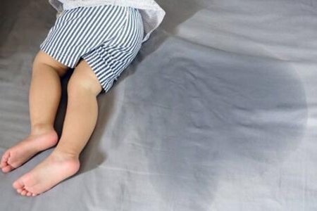 小孩尿床怎么办？这三个方法能有效的改善尿床