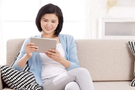 女人翘二郎腿的危害,想大腿变瘦就敲风市穴