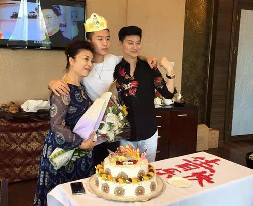 范冰冰爸爸长得不正常