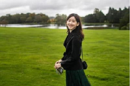 奶茶妹妹章泽天26岁生日晒女儿礼物,只字未提老公刘强东