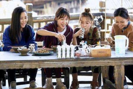 /></p><p> 如今超女叶一茜已经做了妈妈,而纪丹迪依旧还打滚在现实的泥潭之中,黄雅莉的话则是无奈的靠着艺术来曲线救国,也就只有我们所熟悉的周笔畅仍然保持着她的热度。</p><p> 当观众们看到曾经红极一时的这四位超女时,都感叹她们在音乐的道路上出现截然不同的局面,可唯一不变的就是她们对音乐热爱的初心,而其中最令人印象深刻的超女就是黄雅莉了。</p><p style=