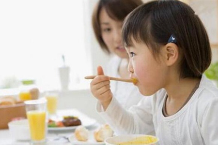 肚子里有蛔虫怎么办?这五个孩子肚子里有蛔虫的症状
