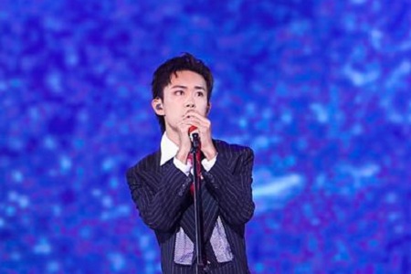 易烊千玺新歌《i adore you》首唱，化身西装大佬热舞A爆