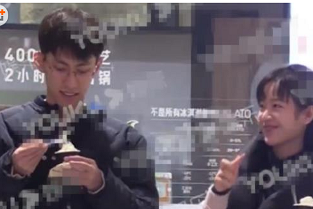 李庚希街头吸烟姿势娴熟,网友调侃:果然演员角色得分开