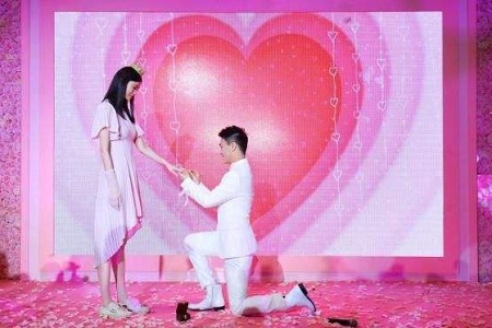 奚梦瑶何猷君结婚,调皮互夸对方很般配