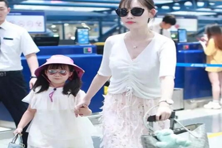 王宝强母亲因病去世,马蓉带女儿开心出去旅游