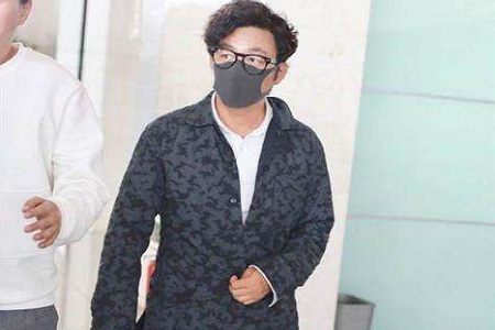 王宝强母亲去世后首现北京机场，打扮朴素状态疲惫不堪