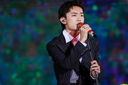 易烊千玺新歌《i adore you》首唱，化身西装大佬热舞A爆