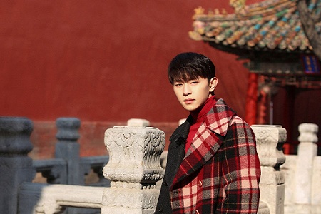 邓伦故宫一席红衣，宛如阳光倾洒的忧郁王子