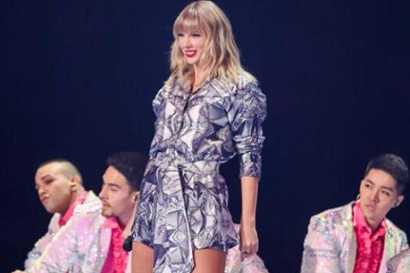 2019猫晚 易烊千玺胡歌型男罕见同框 霉霉激动得连唱三首歌