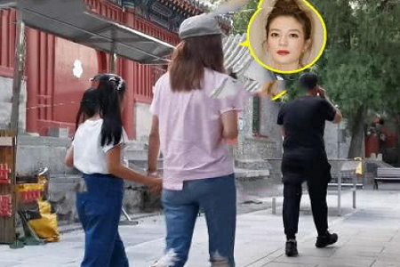 赵薇带小四月到寺庙祈福，连日事业受打击拜佛求转运