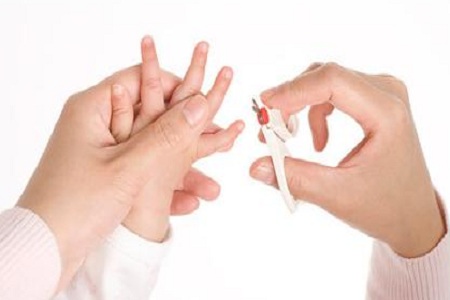 妈妈给婴儿剪指甲是有技巧的