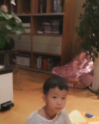 姚晨手捂孕肚现身新闻