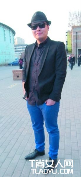 北京街头 五彩明艳装扮抢镜街头时尚