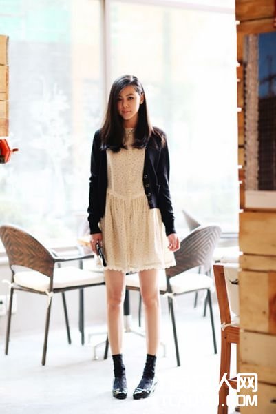 短袜配短裙体现女士性感温柔气质