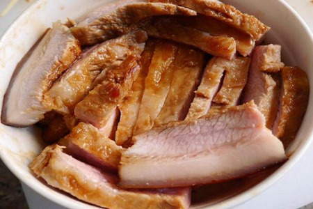 扣肉怎么做简单又好吃?梅干菜扣肉的做法软烂入味