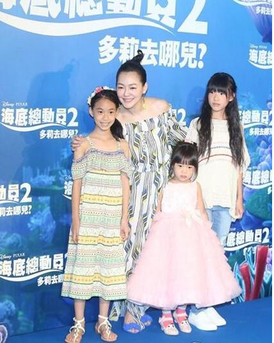 小S带仨女儿亮相最新照片