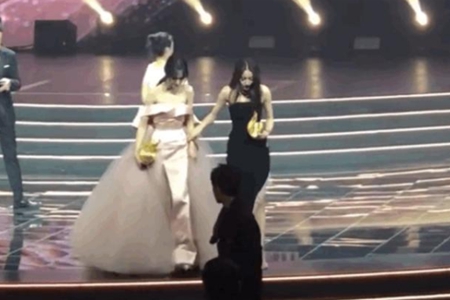 郑爽迪丽热巴罕见同框,双倍美颜暴击是不是很养眼?