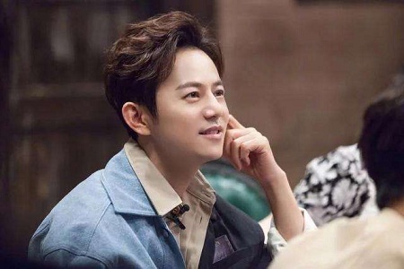 李易峰篮球砸何炅引起愤懑,网友直呼:心疼何老师!