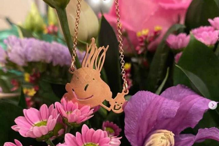 奶茶妹妹章泽天26岁生日晒女儿礼物,只字未提老公刘强东